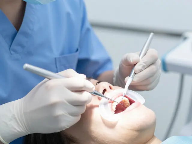 Jak probíhá ordinační bělení zubů: Kompletní průvodce krok za krokem